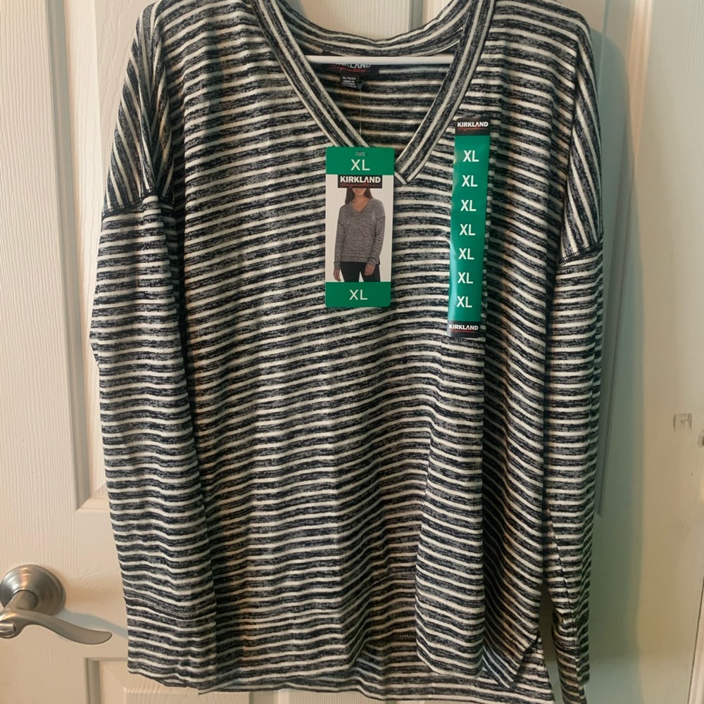 Kirkland XL WHITE AND BLACK V NECK